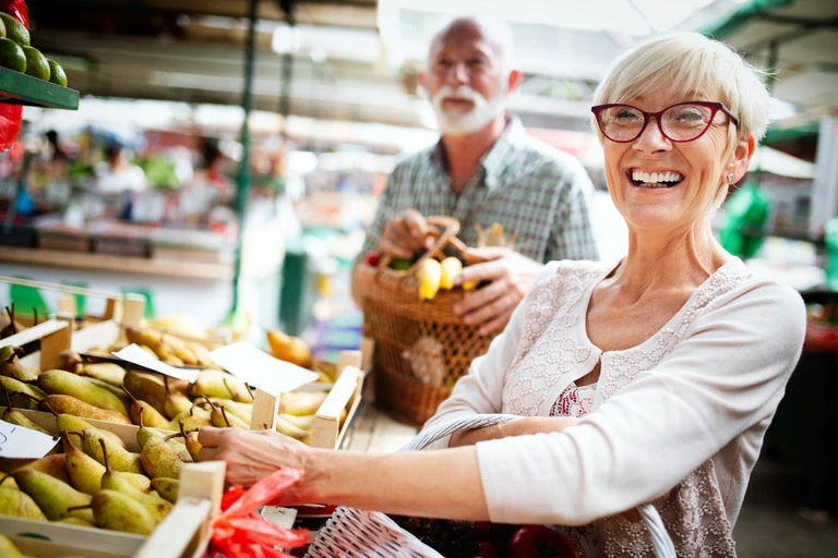 retire people farmes market